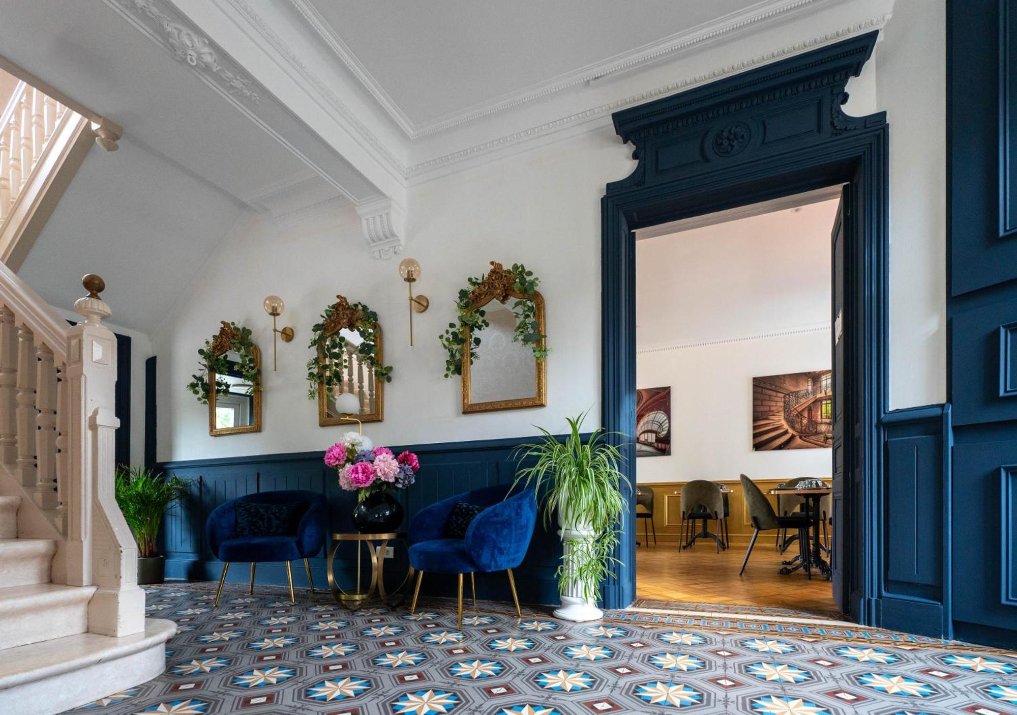 Hotel Des Dauphins Bourgoin-Jallieu Buitenkant foto
