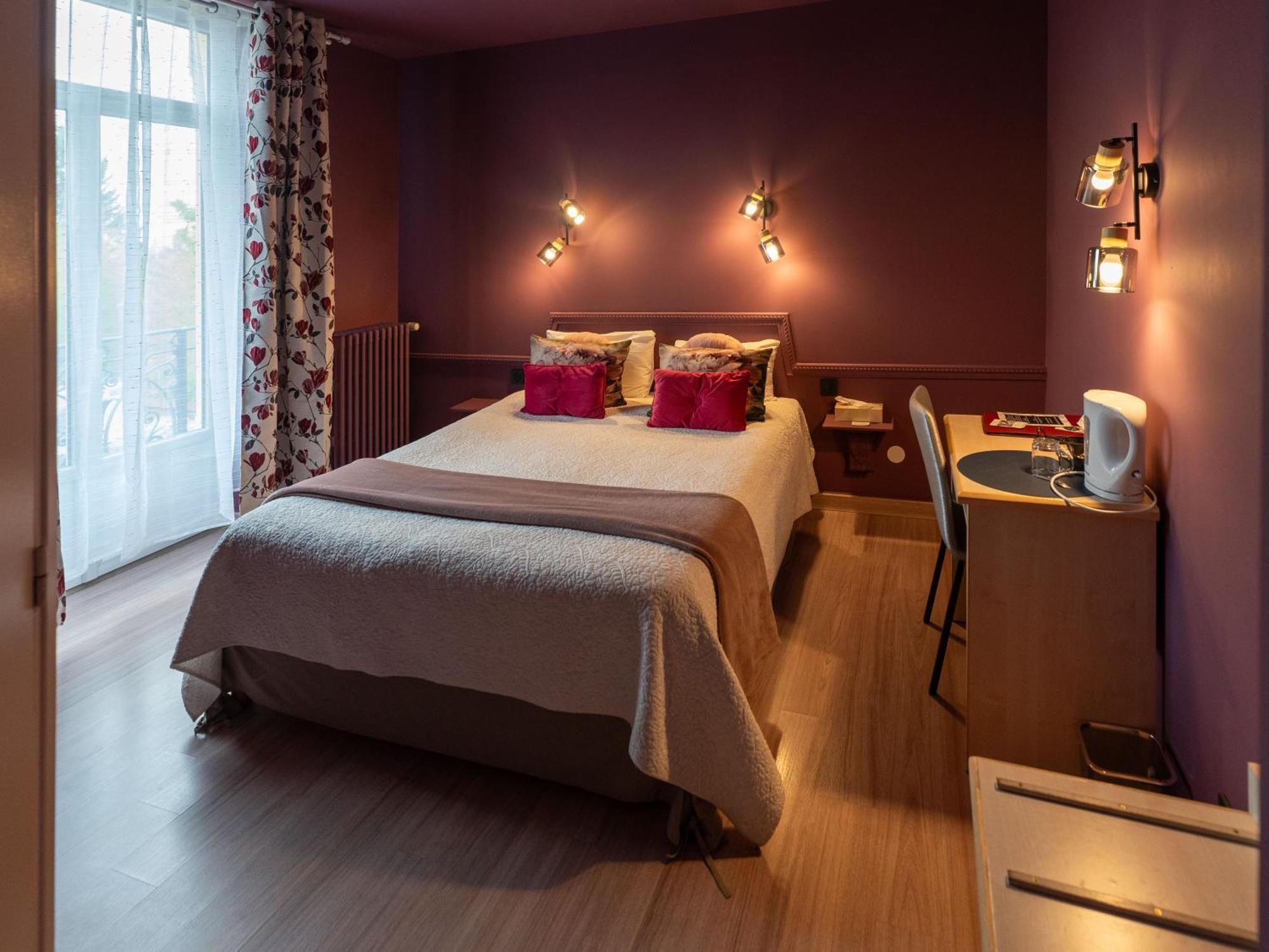 Hotel Des Dauphins Bourgoin-Jallieu Buitenkant foto