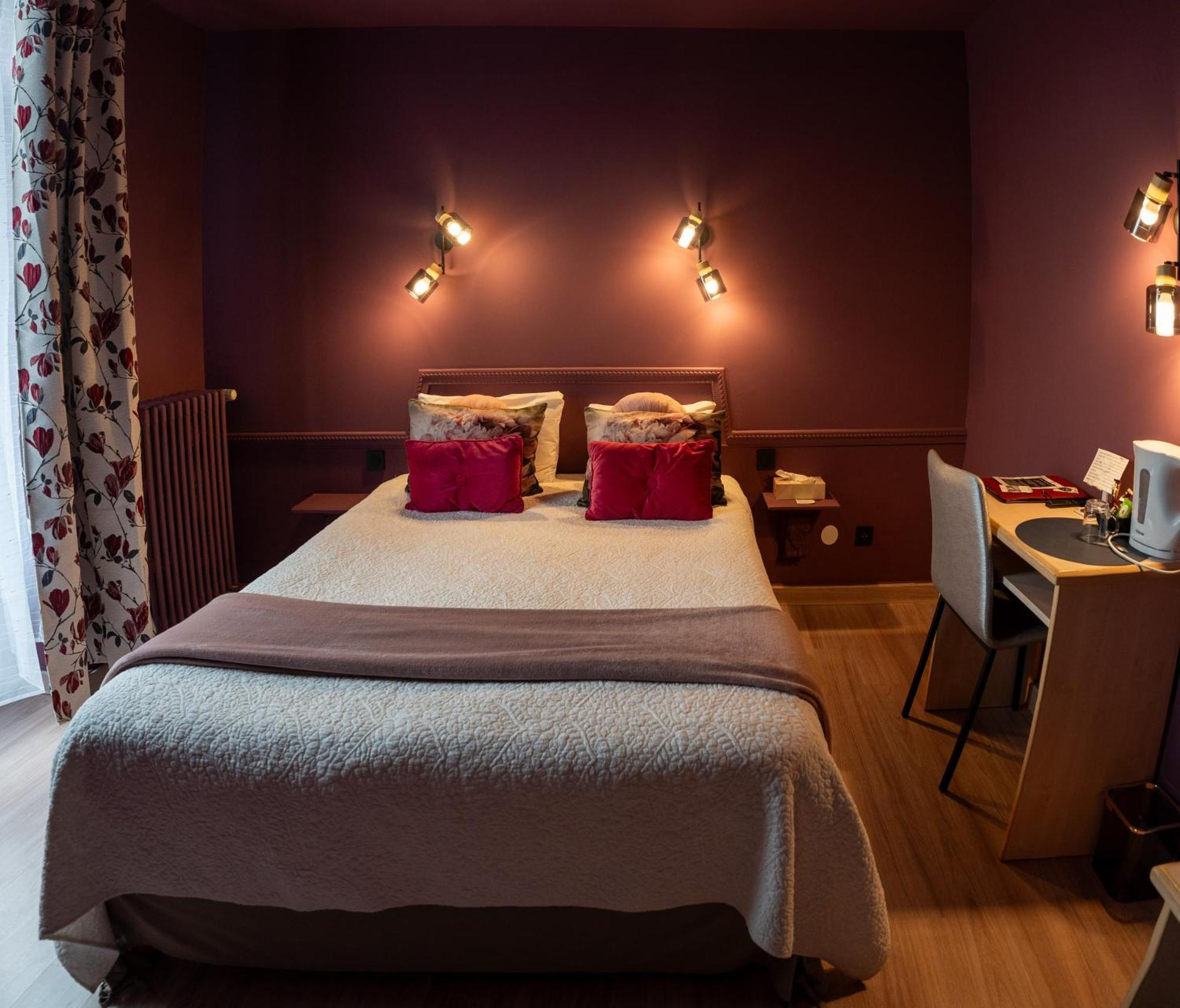 Hotel Des Dauphins Bourgoin-Jallieu Buitenkant foto